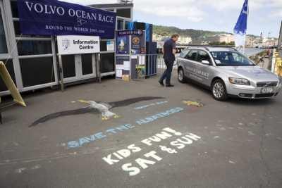 Layday in Wellington. If the Volvo Open 70s take outside assistance they will get a two hour penalty. Unusual scene where shorecrew watch the racing crew work on deck.
© Oskar Kihlborg/ Volvo Ocean Race 2005-2006
�������