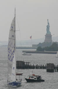 Det Italienske bidraget båten Tiscali seiler forbi frihetsgudinnen ved avreise fra New York
