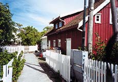 Veien til venstre (20 m fram) fører til Lyngør Husholdningshandel og Pers Brygge (serveringsted). Ønsker du å treffe ferie-, hyttefolk eller fastboende, er dette stedet.