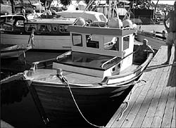 Sjarken 'Brynje' er bygget i 1995, er på 23 fot, og vakte stor oppmerksomhet. Konstruktøren heter Helge Selvold, og den stolte eieren på bildet heter Tho Norling fra Porsgrunn. Dette er også en båt vi skal se nærmere tilbake på i våre spalter.