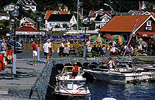 Folkeliv i havna i Helgeroa